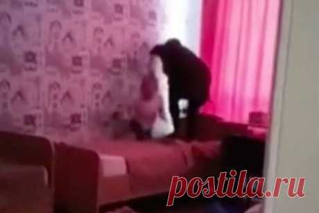 Российская воспитательница оттаскала за волосы ребенка и попала на видео. В Курганской области воспитательница Катайского детского дома оттаскала за волосы ребенка. Издевательства над несовершеннолетней попали на видео. На распространенном в соцсетях видеоролике видно, как россиянка поднимает воспитанницу за волосы и швыряет на кровать. Воспитательница была уволена.