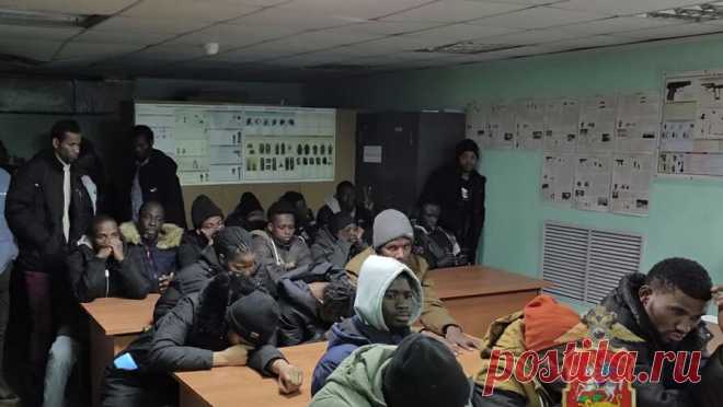 В Госдуме одобрили проект о введении режима высылки нелегальных мигрантов. Комитет Государственной думы по делам СНГ, евразийской интеграции и связям с соотечественниками попросил палату парламента принять в первом чтении законопроект, позволяющий ввести режим высылки для иностранцев, незаконно пребывающих в ...