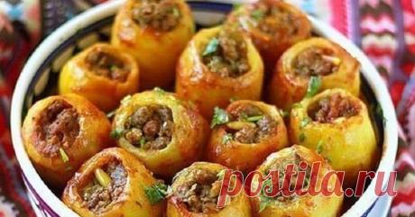 Сытный фаршированный картофель. Потрясающий вкус Картофель является универсальным продуктом. Его можно готовить как повседневное блюдо, так и для праздничного стола. Этот рецепт картошки подходит для торжественных мероприятий, так как с ней нужно капельку повозиться. Но поверьте, в этом нет ничего страшного. Когда вы попробуете ее, то поймете, что не зря стояли у плиты. Картофель, фаршированный мясом, удивит вас своим колоритным вкусом, а также порадует желудок. Готовьте и...