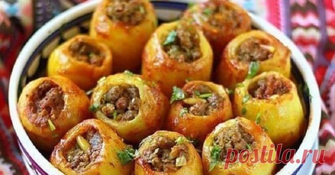 Сытный фаршированный картофель. Потрясающий вкус Картофель является универсальным продуктом. Его можно готовить как повседневное блюдо, так и для праздничного стола. Этот рецепт картошки подходит для торжественных мероприятий, так как с ней нужно капельку повозиться. Но поверьте, в этом нет ничего страшного. Когда вы попробуете ее, то поймете, что не зря стояли у плиты. Картофель, фаршированный мясом, удивит вас своим колоритным вкусом, а также порадует желудок. Готовьте и...