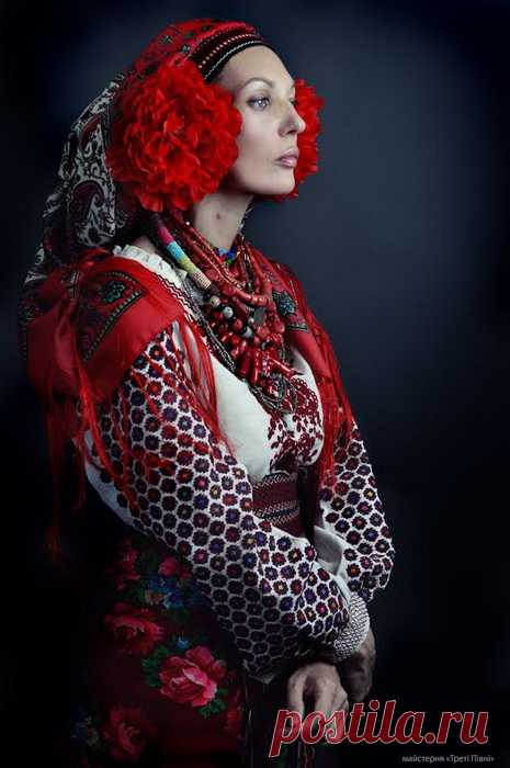 Украинки в национальных костюмах: восхитительный патриотический фотоцикл