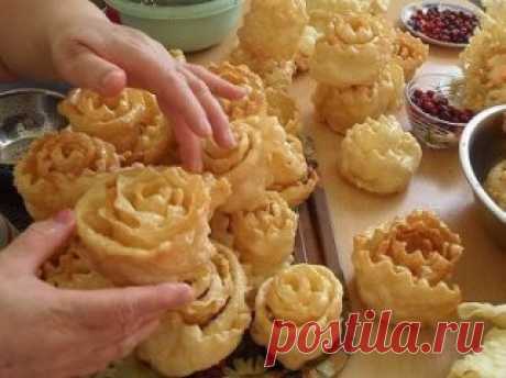 ВКУСНЕЙШЕЕ Татарское НАЦИОНАЛЬНОЕ блюдо "УРАМА"
ИНГРЕДИЕНТЫ :
1.мука
2.6 яиц
3.1 л.сахара
4.1 ст.л соды гашеную уксусом
5.1/2 ст.л соли
6.1 литр подс.масла
7.сахар пудра
Разбить яйца, добавить сахарный песок, соль по вкусу, чайную соду гашеную уксусом и все тщательно перемешать до исчезновения крупинок сахара.
Всыпать муку и замесить крутое тесто, закрыть салфеткой и дать постоять 30 минут.
Это тесто разделить на небольшие шарики и раскатать толщиной 1,5-2 мм и нарезать пласт шириной 3-4 см.
Н