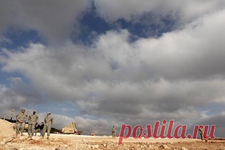 Пентагон сообщил об обстреле американской базы в Сирии. Центральное командование вооруженных сил США сообщило о том, что американская патрульная база в аль-Шаддади в Сирии подверглась ракетному обстрелу. В результате атаки никто не пострадал, имуществу также не было нанесено никакого ущерба, отметили в Министерстве обороны США.