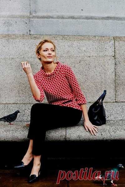Французский шик — осенний стиль для женщин за 40 в любом весе Существует ли что-то, одинаково подходящее женщинам в любом размере? Вряд ли, потому что не столько вес, сколько тип фигуры диктует, какой стиль нам выбирать, сколько использовать принта и ярких цвето…