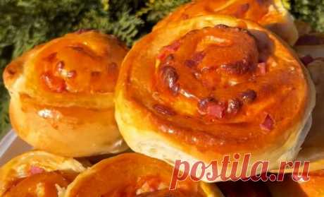 Булочки улитки с колбасой и сыром простой рецепт пошаговый Как вкусно сделать Булочки улитки с колбасой и сыром простой рецепт дома. Очень послушное воздушное тесто, можно испечь любую выпечку из него, я как то пекла хлеб/кекс гармошка с зелёнью и сыром. Мука 460 г Молоко 300 мл Сливочное масло 80г Яйцо 1 шт Соль 5 гр Сахар 2 ст.л Дрожжи живые 20г или
