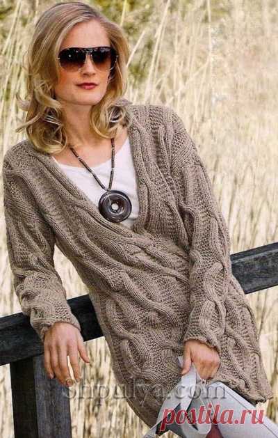 Пуловер с v-образным вырезом с косами, вязаный спицами - выглядит потрясающе современно!