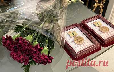 В Париже блокадницам вручили почетные знаки к 80-летию освобождения Ленинграда. Мероприятие прошло в Русском доме науки и культуры