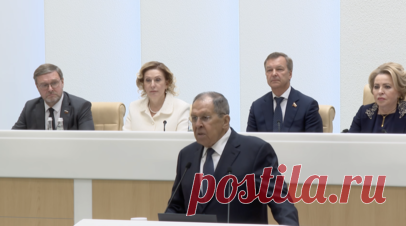 «Единственный из всех западных лидеров стал проявлять понимание»: Лавров — о роли Трампа в украинском урегулировании. В среду, 10 декабря, министр иностранных дел России Сергей Лавров выступил в рамках «правительственного часа» на пленарном заседании Совета Федерации с докладом об актуальных вопросах внешней политики страны. RT вёл прямую трансляцию. Читать далее