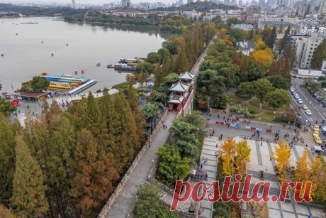 Городская стена династии Мин в Нанкине. Городская стена Нанкина была построена между 1366 и 1386 гг. в период правления династии Мин, когда Нанкин был столицей Китая. На сегодняшний день она является самой большой городской стеной в мире.