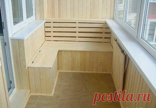 И спрятать вещи, и отдохнуть: 15 удачных систем хранения на балконе