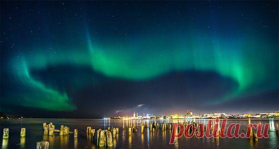 Иногда полярное сияние называется «северным». По праву считается одним из красивейших зрелищ в мире. Созерцать эту красоту можно исключительно в северных районах, поблизости от полюсов. Как правило, сияние имеет голубоватый цвет, реже можно увидеть сияния, которые переливаются всеми цветами радуги.

Подробнее: http://www.uznayvse.ru/interesting-facts/samyie-neobyichnyie-i-redkie-prirodnyie-yavleniya.html