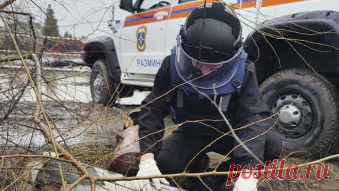 В Ростовской области нашли три авиабомбы времен Великой Отечественной войны. Спасатели уничтожили три фугасные авиационные бомбы, найденные в Ростовской области при проведении земляных работ. Об этом сообщается в Telegram-канале регионального управления МЧС РФ. В заявлении уточняется, что речь идет о снарядах ...