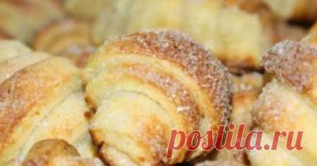 Творожные рогалики с сахаром - appetitno.net Ингредиенты: –Мука — ~ 400 г. –Творог — 400 г. –Сахар — 150 г. –Масло (маргарин) — 250 г. –Ванильный сахар (по желанию) — 1 ч.л. –Разрыхлитель — 2 ч.л. Приготовление: 1. Растираем творог и масло комнатной температуры, добавляем муку и разрыхлитель. 2. Замешиваем рыхлое но эластичное тесто. 3. Ставим тесто в холодильник на 1 час. 4. Затем делим на 2 части и раскатываем одну часть в круг. 5. Посыпаем круг сахаром с ванильным сахар...