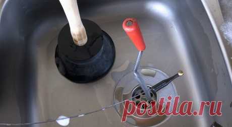 Как быстро прочистить засор в раковине Если вода в раковине или ванне сливается все хуже и хуже, не доводите до неприятностей. Вы же не хотите, вернувшись однажды домой, застать недовольных соседей, которые сообщат вам, что вы их залили. Так что делайте профилактику и следите за сливами. Поверьте, это совсем не трудно.