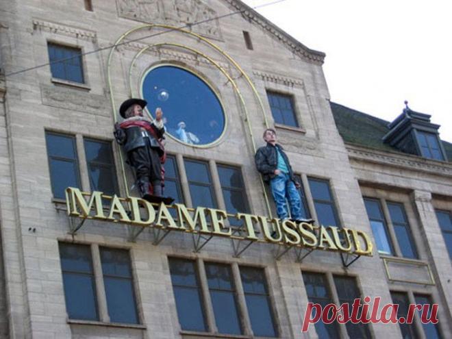 Виртуальная экскурсия по музею восковых фигур мадам Тюссо/Madame Tussauds.Совершить виртуальную экскурсию по 7 тематическим экспозициям  стало возможным с созданием комплекса сферических 3D панорам с обзором на 360°
Манипулируя мышкой или панелью управления сайта вы совершите виртуальный тур по залам музея и увидите фигуры самых известных в мире актеров, певцов, президентов, политиков, киногероев.