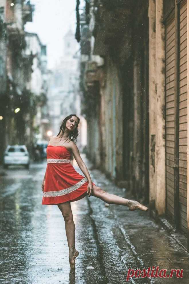 ФотоТелеграф » Ослепительные фотографии танцоров, выполняющие па на улицах Кубы