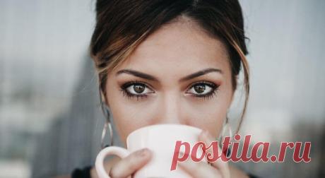 Как покрасить брови дома «Колоссальное значение сейчас приобретают брови», — говорила героиня фильма «Служебный роман» и была абсолютно права. Сейчас, когда вы выходите в люди в маске, закрывающей половину лица, все внимание приковано к вашим глазам и бровям. Как сделать брови яркими в домашних условиях, рассказывает эксперт Евгения Землякова.