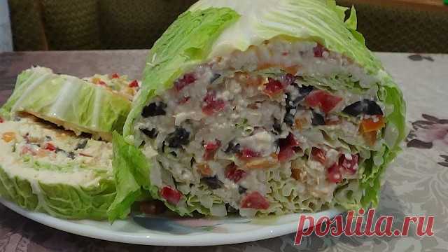 Закуска из пекинской капусты. Выглядит закуска-мозаика на миллион долларов, а по вкусу — на миллиард!

Очень вкусная и безумно красивая закуска из пекинской капусты с сырной начинкой не требует много времени на приготовление! 

Ингредиенты:
- Пекинская капуста — 1 кочан
- Сладкие перцы — 2-3 шт. (разноцветные)
- Плавленый сливочный сырок — 2 шт.
- Брынза — 200 г
- Сметана — 2 ст.л.
- Маслины без косточек — 1 банка
- Чеснок — 2-3 зубчика

Приготовление:
Натираем сливочный с...