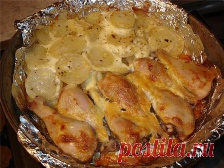 Куриные ножки с картофелем  - Эфария Не затейливый ужин. Потребуется минимум Вашего времени, просто подготовьте продукты и поместите в духовку.  А вот и подробный рецепт. Ингредиенты: -куриные ножки, -картофель, -кусочек сала(или растительное масло), -сметана, -майонез, -специи, -соль, -дольку лимона Приготовление: 1.сковороду застелить фольгой (так,чтобы с одной стороны остался длинный край) разложить кусочки сала(или влить 2-3 столовые ложки растительного масла), разложить ножки,