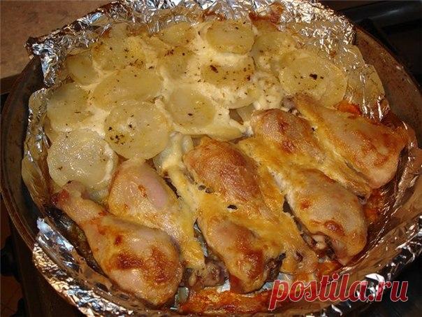 Куриные ножки с картофелем  - Эфария Не затейливый ужин. Потребуется минимум Вашего времени, просто подготовьте продукты и поместите в духовку.  А вот и подробный рецепт. Ингредиенты: -куриные ножки, -картофель, -кусочек сала(или растительное масло), -сметана, -майонез, -специи, -соль, -дольку лимона Приготовление: 1.сковороду застелить фольгой (так,чтобы с одной стороны остался длинный край) разложить кусочки сала(или влить 2-3 столовые ложки растительного масла), разложить ножки,