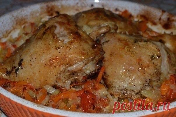 Курица на овощах

Ингредиенты:
1) Куриные окорочка 500 гр.,
2) Капуста белокочанная 300 гр.,
3) Лук репчатый 100 гр.
4) Морковь 200 гр.,л
5) Томат 100 гр.,
6) Болгарский перец сладкий 50 гр.,
7) Чеснок 10 гр.,
8) Йогурт 0% 100 мл.,
9) Соль, перец - по вкусу

Приготовление:
Куриные окорочка посолить, поперчить по вкусу, смазать йогуртом и оставить на 1 час в холодильнике. Капусту мелко нашинковать. Лук нарезать полукольцами. Морковь нарезать кружками. Перец нарезать длинной...