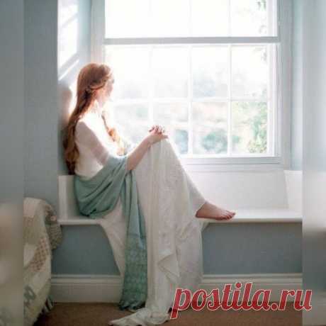 О чем вам не скажут даже близкие
Однажды ко мне на консультацию пришла изможденная женщина. Она плюхнулась на кресло и почти сразу потоком полились слезы. «Почему мне никто не сказал, что будет так?» — через рыдание повторяла она… Наш с ней разговор дал много почвы для размышлений. И я хочу написать о том, о чем никогда не скажут вам даже самые близкие люди.

Вам никогда не скажут, что брак не спасает ни от проблем, ни от пустоты, ни от одиночества. Другой человек не заткн...