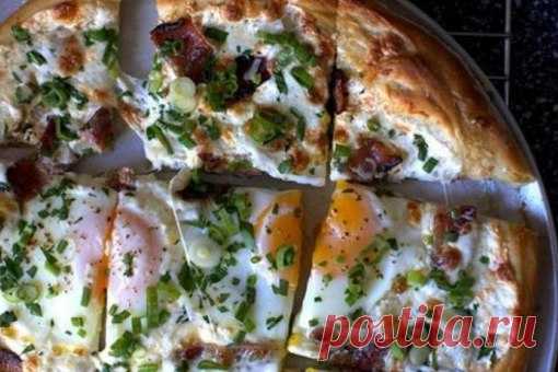 Пицца на завтрак с беконом, сыром и яйцом 

Что может быть лучше пиццы? Только много пиццы! Приготовить пиццу на завтрак не сложно, можно заняться этим делом в выходной день, приятно удивив домочадцев и порадовав себя. Пицца с беконом, обильно приправленная сыром, да еще посыпанная зеленью – это блаженство. Такие завтраки придутся по вкусу домашним, и они будут требовать продолжения. Возиться с тестом приятно, тесто для пиццы не липнет к рукам, легко раскатывается. А с нач...