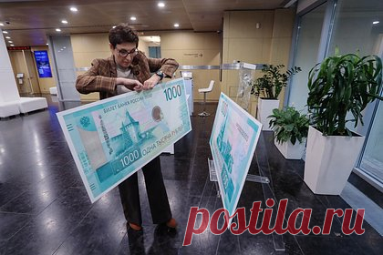 Центробанк остановил выпуск банкноты в 1000 рублей из-за скандала с крестом. Дизайн новой купюры достоинством в 1000 рублей будет обновлен, ее выпуск в текущем оформлении приостановлен сообщил официальный Telegram-канал Банка России. Причина такого решения не указывается, однако в регуляторе подчеркнули, что банкнота пока не поступила в широкое обращение.