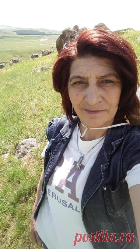 Բնության պագևը🌼
Անձրևաառատ եղանակը ինձ պարգևեց այս բնության արարած հրաշքները....երբ որոշել էի մի փոքր կտրվել առօրյա հոգնեցուցիչ գործերց ու լիցքաթափվել,ինձ հանձնելով սար ու քարին,առանձնության մեջ հոգեկան խաղաղությամբ վերազինվելու:
Սիրում եմ հայրենի բնաշխարհս,...ինքն էլ ինձ:
