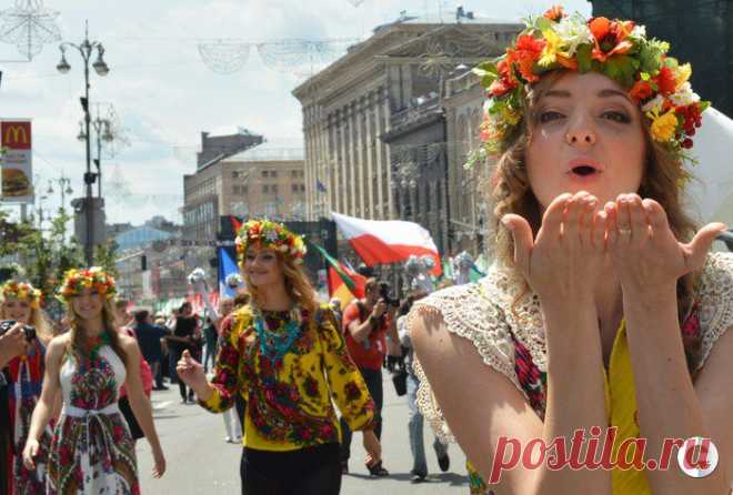 Фольклорный стиль является одним из звеньев, которые связывают прошлое и настоящее нашего народа. Из века в век он сохраняет привычные для нас краски и силуэты.Одежда отображает внутренний мир . Так что отображает Ваша одежда ? Почему мы забыли свой родной стиль-стиль русский ? Или не любим Россию-матушку ? И предков ? Итак ...меняем стиль одежды , а потом и мышления !!! Мы любим тебя , Родина !!!