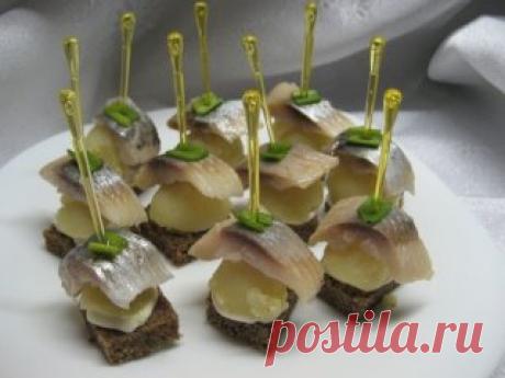 КАК КРАСИВО ПОДАТЬ СЕЛЁДОЧКУ К ПРАЗДНИЧНОМУ СТОЛУ)
Поделись с подругами ;)