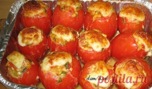 ПОМИДО, ФАРШИРОВАННЫЕ
Ингредиенты:
●Помидоры–12 шт.
Для фарша:
●2 крутых яйца
●3 пера зеленого лука
●3-4 зубчика чеснока.
●По 1 ст.л. меда и горчицы
●150 гр. тертого сыра +ещё 2-3 ломтика
●соль, перец.
Приготовление:
Помидоры надрезать сверху, вынуть серединку и начинить фаршем.
Все ингредиенты для фарша мелко нарезаем. Добавляем к фаршу вынутую из помидоров мякоть.
Поместить в форму нафаршированные помидоры. Сверху каждой помидорки положить ломтик сыра и запечь при 180* минут 30-40