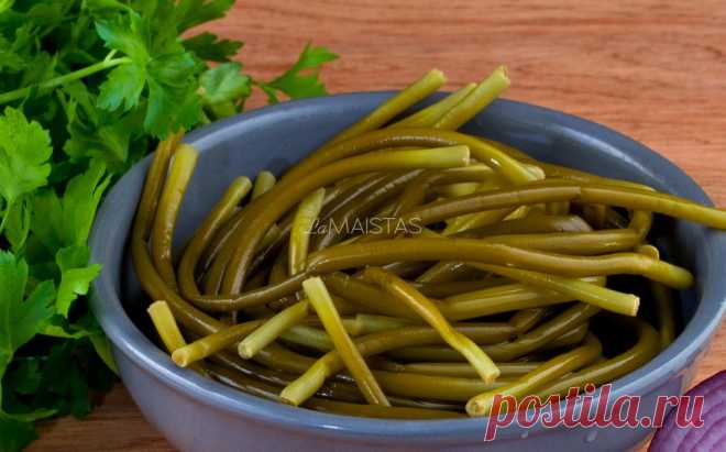 Marinuoti česnakų stiebai Jei jūs, kaip ir aš labai mėgstate panaudoti kuo daugiau kiekvieno produkto dalių ir kuo mažiau išmesti, ypač, kai įdėta darbo juos auginant, jeigu darže turite česnakų ir jų stiebai dar nespėjo sumedėti (mano darže jie dar švieži), siūlau išbandyti šį receptą. Atradau jį pas