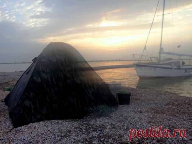 ... С яхтой, к рассвету   http://svistuno-sergej.narod.ru/news/v_jakhtennom_pokhode_27_28_07_18/2018-07-29-1992  http://fotokto.ru/blogs/puteshestvie-more-azovskoe-34691.html    https://sergei-1956.livejournal.com/1271796.html