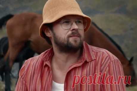 Популярный российский блогер совершил каминг-аут. Популярный российский блогер и автор проекта «Что бы мне поделать, только бы не почитать» Евгений Калинкин совершил каминг-аут. «Я гей из России, и я не определяю себя исключительно через свою сексуальную ориентацию, но на протяжении всей своей жизни слышу какие-то ужасные вещи», — высказался он.