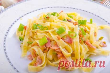 Фетучини с беконом и чесноком