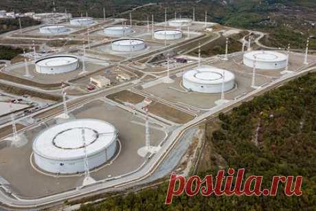 В Кремле обвинили США в попытках манипулировать запасами нефти. Представитель Кремля Дмитрий Песков обвинил США в попытках манипулировать запасами нефти. Он предупредил, что подобная игра не приведет Вашингтон ни к чему хорошему. Песков отметил, что Соединенные Штаты пытаются манипулировать своими запасами нефти, вбрасывая дополнительное количество на рынок.
