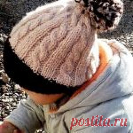 Детская шапочка с косами и помпоном спицами для начинающих Связать красивую детскую шапочку с косами и помпоном сможет даже начинающая рукодельница, если воспользуется предложенным описанием вязания и схемой.