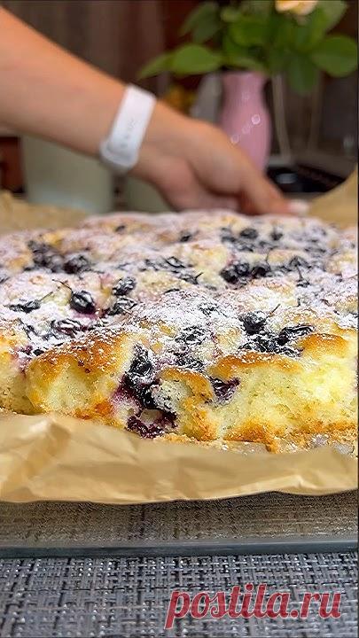 Ингредиенты:Молоко – 120 млСахар – 200 гКуриное яйцо – 3 штВанилин - 1 щепотка Мука – 250 гПодсолнечное масло – 100 млРазрыхлитель – 10 гЯгоды – 200 гТворог ...