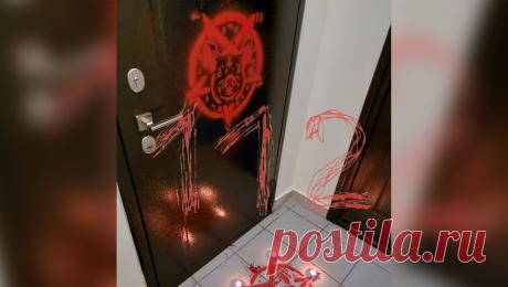 Нарисовавших пентаграммы со свиными головами у двери российского военкора задержали. На севере Москвы задержали нарисовавших пентаграммы у двери военкора Валентина Трушнина. Об этом сообщает газета &quot;Известия&quot; со ссылкой на источник. По словам источника, полицейские задержали ранее судимых молодого человека 1995 ...