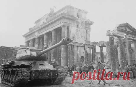 ТАСС-ДОСЬЕ /Илья Арзуманов/. 8 мая 1945 г. войска 1-го Украинского фронта под командованием маршала Конева, 1-го Белорусского фронта под командованием маршала Жукова и 2-го Белорусского фронта под командованием маршала Рокоссовского завершили Берлинскую стратегическую наступательную операцию. /  © Фотохроника ТАСС/В.Гребнев | ТАСС: Биографии и справки - К 70-летию завершения Берлинской стратегическаой наступательной операции