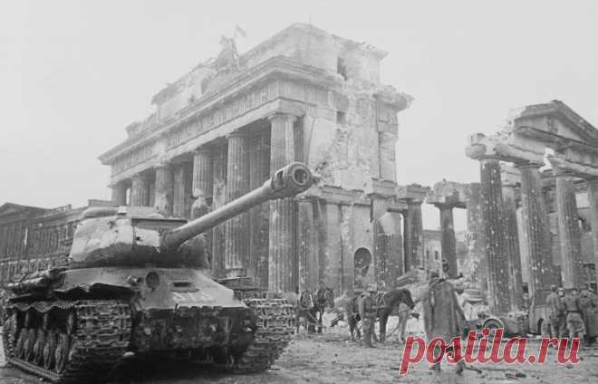 ТАСС-ДОСЬЕ /Илья Арзуманов/. 8 мая 1945 г. войска 1-го Украинского фронта под командованием маршала Конева, 1-го Белорусского фронта под командованием маршала Жукова и 2-го Белорусского фронта под командованием маршала Рокоссовского завершили Берлинскую стратегическую наступательную операцию. /  © Фотохроника ТАСС/В.Гребнев | ТАСС: Биографии и справки - К 70-летию завершения Берлинской стратегическаой наступательной операции