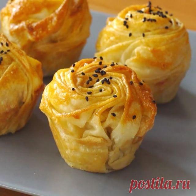 Публикация Onedio Yemek в Instagram • Ноя 12 2016 в 2:12 UTC 3,498 отметок «Нравится», 52 комментариев — Onedio Yemek (@onedio_yemek) в Instagram: «Bu böreklerin sosuyla içi, görüntüsüyle gönüller yumuşuyor! 🌹☺️ #onedio #onediocom #onedioyemek…»