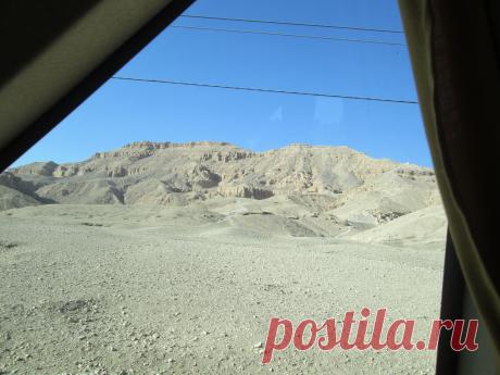 Едем на экскурсию.Дорога по пустыне.Кругом песок.