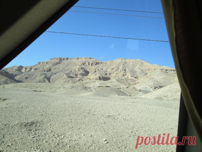 Едем на экскурсию.Дорога по пустыне.Кругом песок.