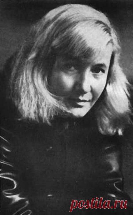 Юлия Друнина
Наказ дочери
Без ошибок не прожить на свете,
Коль весь век не прозябать в тиши.
Только б, дочка, шли ошибки эти
Не от бедности — от щедрости души.

Не беда, что тянешься ко многому:
Плохо, коль не тянет ни к чему.
Не всегда на верную дорогу мы
Сразу пробиваемся сквозь тьму.