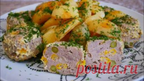 Мясное суфле и картофель по-деревенски (запекаем всё одновременно)

Ингредиенты для мясного суфле:
300 гр фарша (на ваш выбор)
1 яйцо
50 мл молока
50 гр консервированной кукурузы
50 гр консервированного горошка
соль, перец
1 зубок чеснока