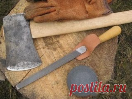 Как заточить топор в зависимости от его назначения. 
 
Для повышения производительности плотницких работ важно, чтобы топор был должным образом подготовлен — это понятно каждому. Однако просто острый топор не сделает вас «передовиком социалистического соревнования». Он должен быть не просто острым, а правильно заточенным. Разберемся, как это сделать, и что такое правильная заточка топора для разных целей. 
 
Угол заточки и ширина фаски топора 
При подготовке топора к использованию нужно учесть д