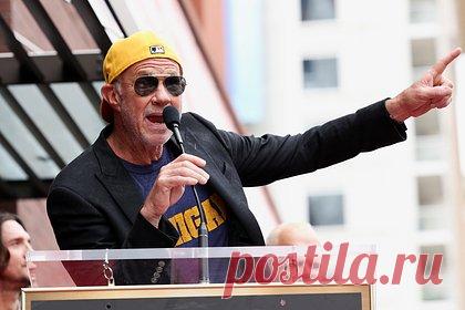 Барабанщик Red Hot Chili Peppers предложил пожить в своем доме. Американский музыкант, барабанщик рок-группы Red Hot Chili Peppers Чад Смит выставил для аренды свой пляжный дом в штате Нью-Йорк. Он предложил пожить там за несколько сотен тысяч долларов в месяц, сообщает Dirt. Смит предложил арендовать дом на летний период 2023 года. Месяц проживания обойдется в 500 тысяч долларов.