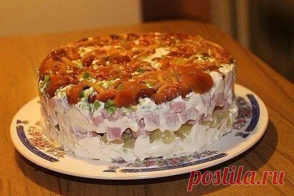 10 салатов с ветчиной!
Салат с маринованными опятами
Ингредиенты:
1 банка маринованных опят
пучок зеленого лука
300 г ветчины
3 шт. отваренного «в мундирах» картофеля
3 яйца
майонез
Приготовление:
Взять глубокую мисочку и уложить слоями:
1 слой – маринованные грибочки
2 слой – зеленый лук
3 слой – нарезанная кубиками ветчина
4 слой – нарезанный кубиками картофель
5 слой – мелко порубленные вареные яйца
Все слои промазать майонезом, положить мисочку в холодильник и перед по...